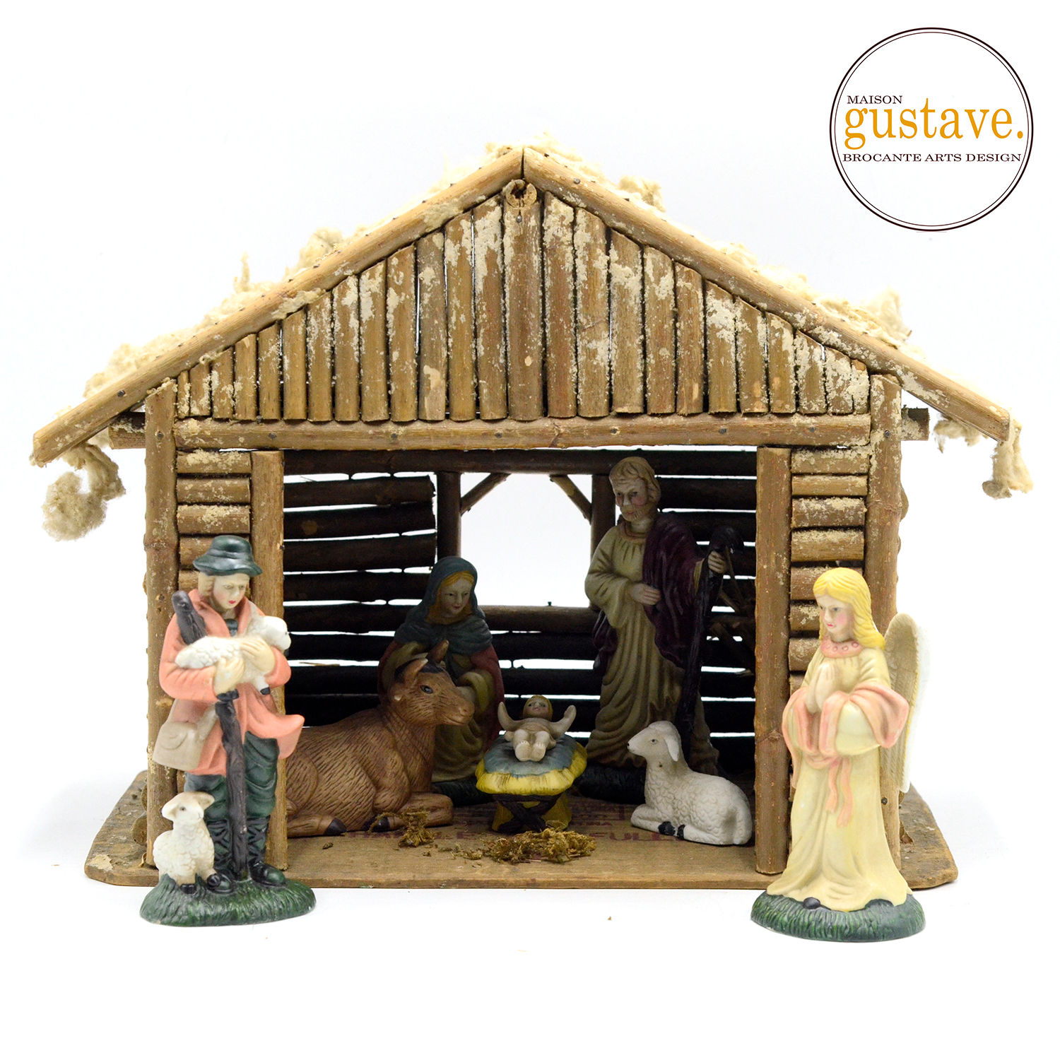 Crèche en bois rond, scène de nativité