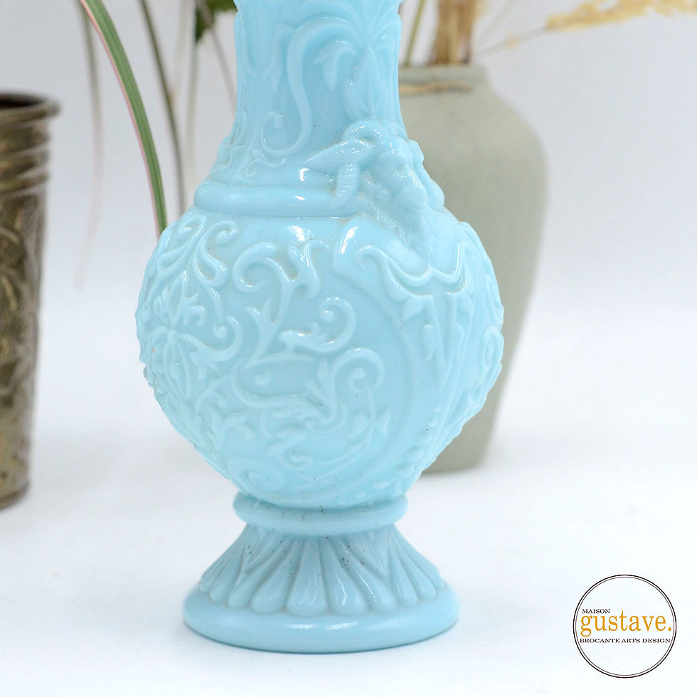 Vase antique en verre opalin bleu turquoise | Têtes de bouc