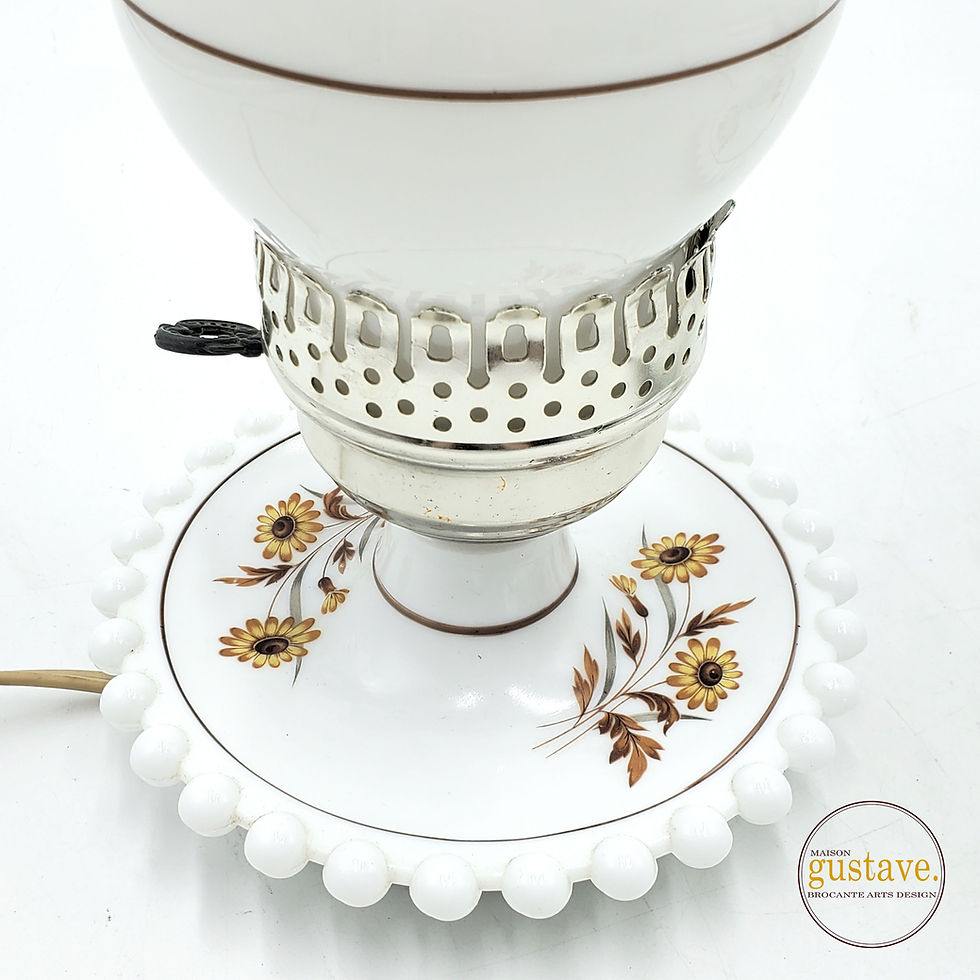 Miniature : Lampe de table style hurricane en verre de lait | 2 disponibles