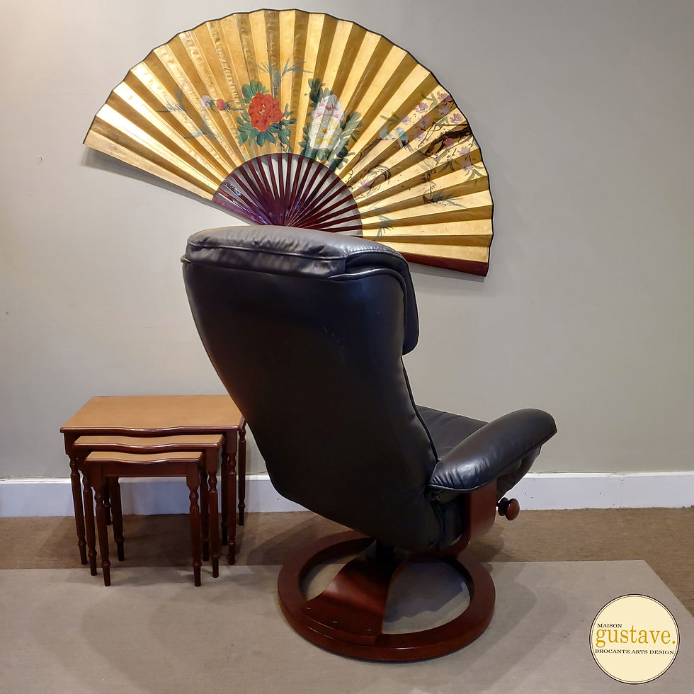 Thumbnail: Fauteuil inclinable en cuir noir sur base pivotante en bois
