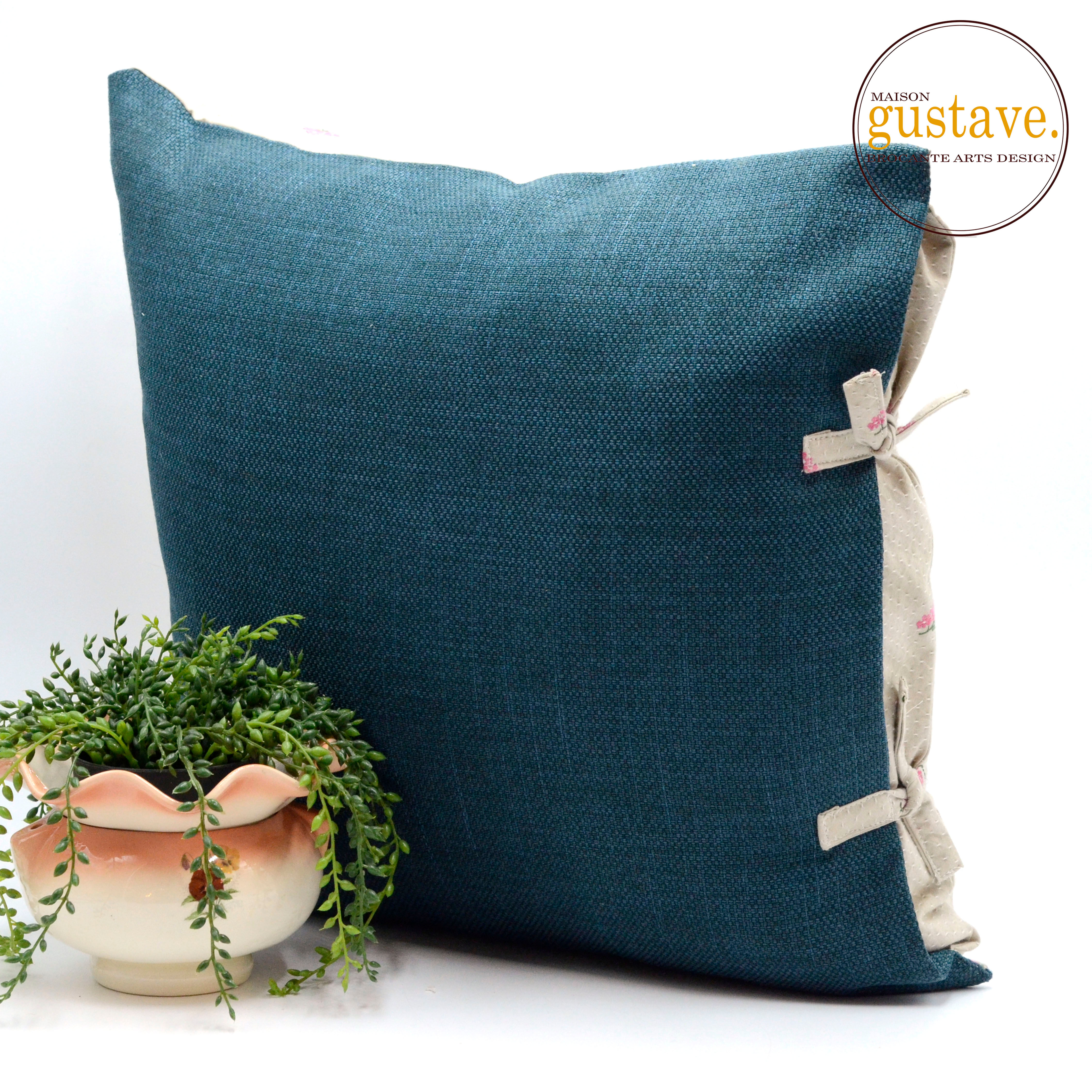 Coussin décoratif carré bleu et fleuri