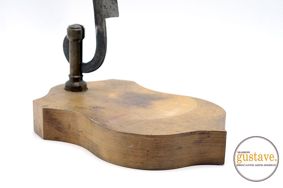 Miniature : Hachoir à tabac antique sur bloc de bois