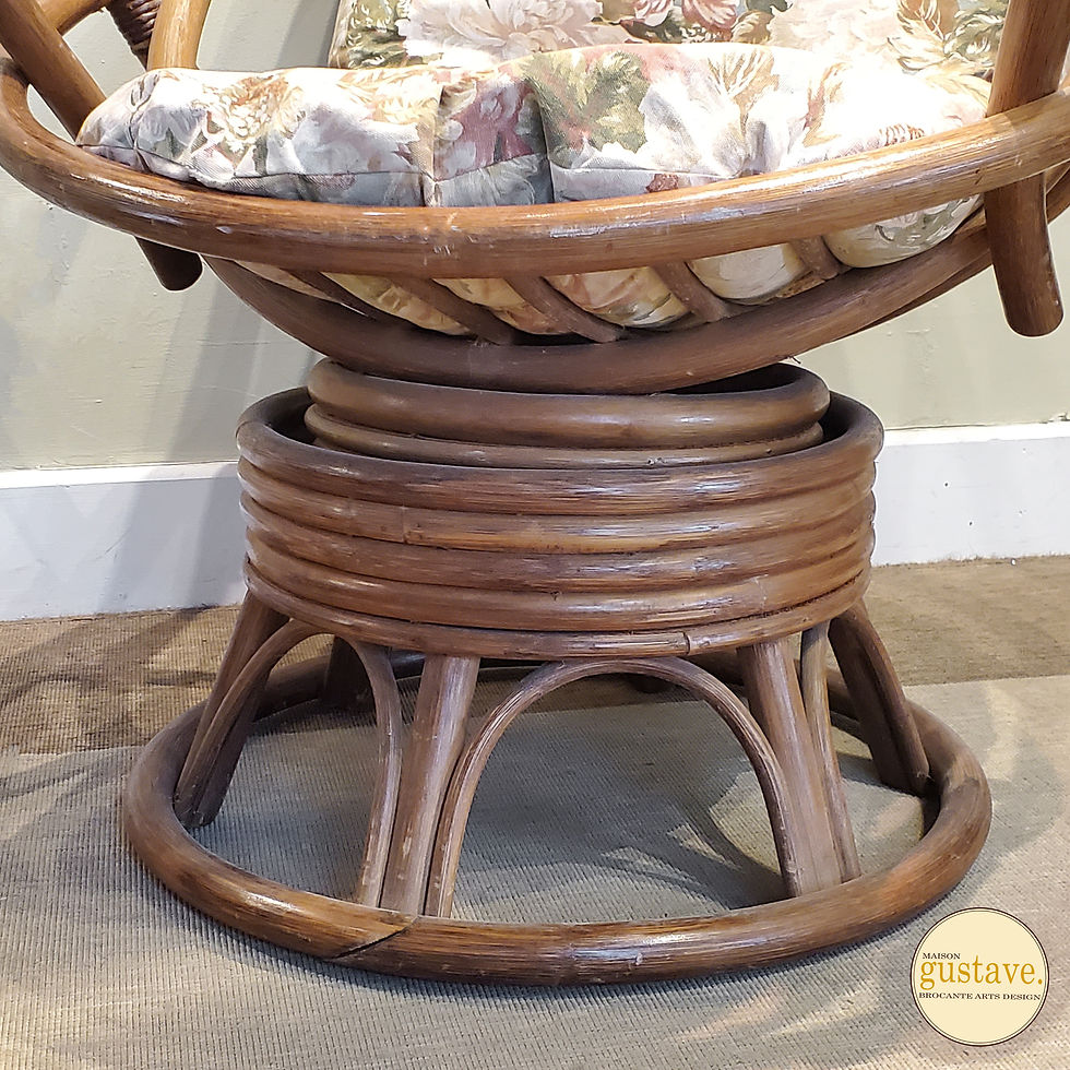 Thumbnail: Fauteuil berçant en rotin | Coussin floral