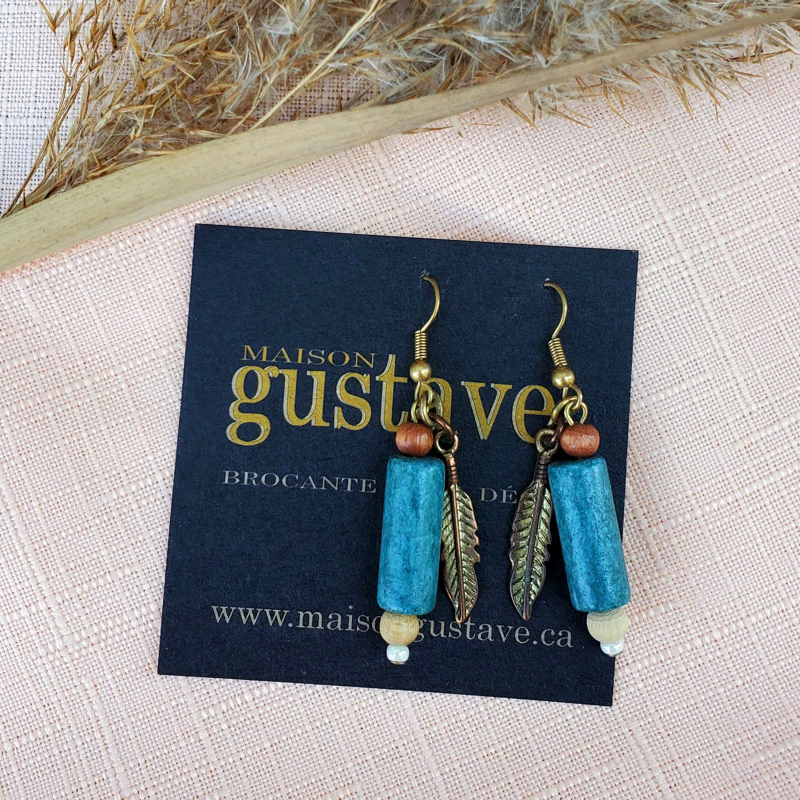 Paire de boucles d'oreilles bois et motif de plume