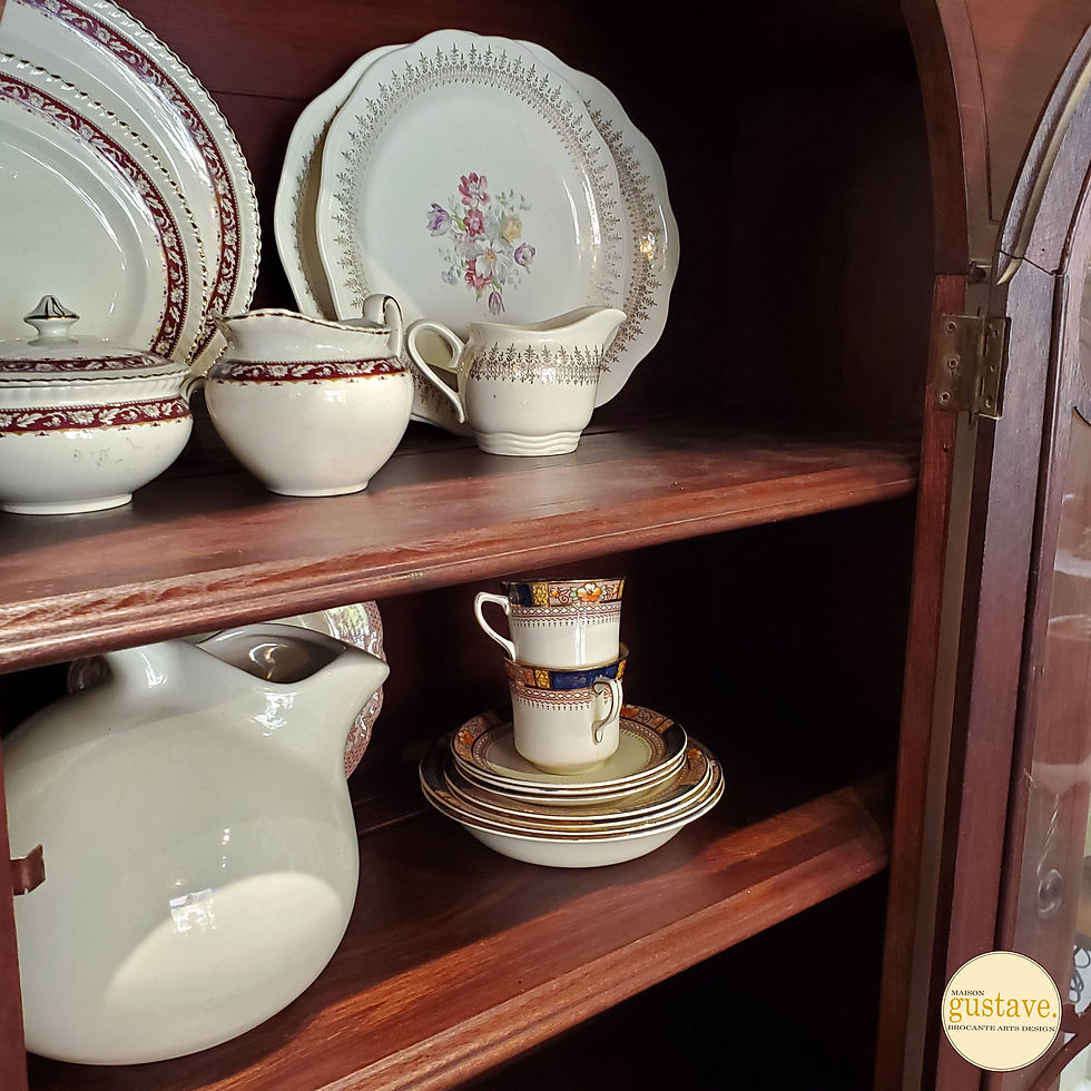 Miniature : Vaisselier en bois avec porte vitrée et tiroir