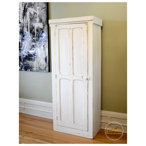 Armoire de bois antique blanche Maison Gustave