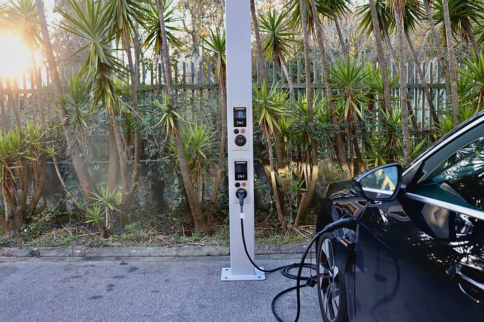 Poste de Iluminação com 2x Wallbox de 22kW