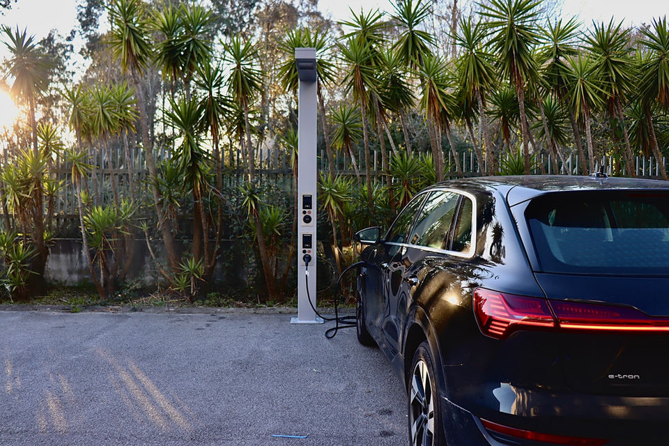 Poste de Iluminação com 2x Wallbox de 22kW