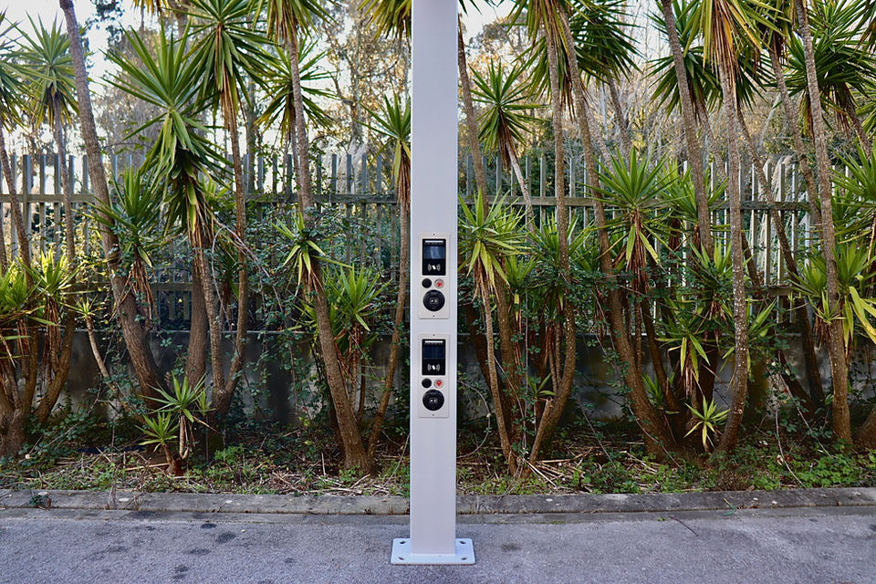 Poste de Iluminação com 2x Wallbox de 22kW