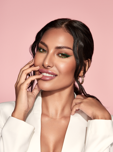 Thumbnail: model wearing Bella One Day Radiant Hazelnut (10 Pack) – hazel colored contact lenses