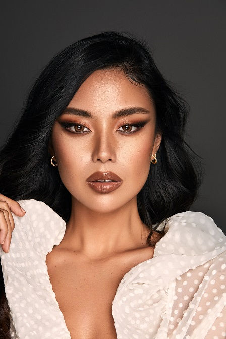 Thumbnail: medel wearing Bella One Day Almond Brown (10 Pack) – brown colored contact lenses