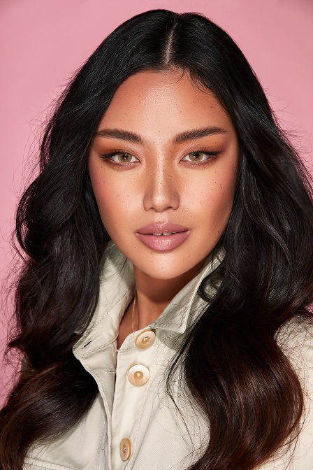 Thumbnail: model wearing Bella One Day Hazel Beige (10 Pack) – hazel colored contact lenses