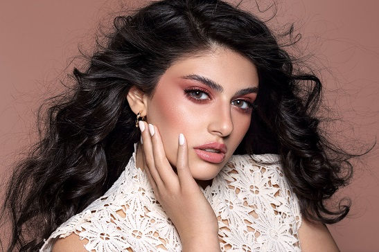 Thumbnail: model wearing Bella Diamonds Wood Stone – brown and gray colored contact lenses