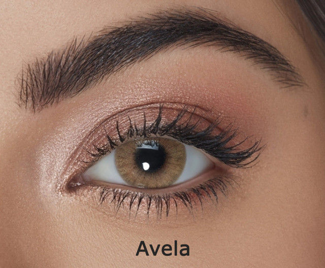 Solotica Hidrocor Avela yearly hazel-brown colored contact lenses on eye