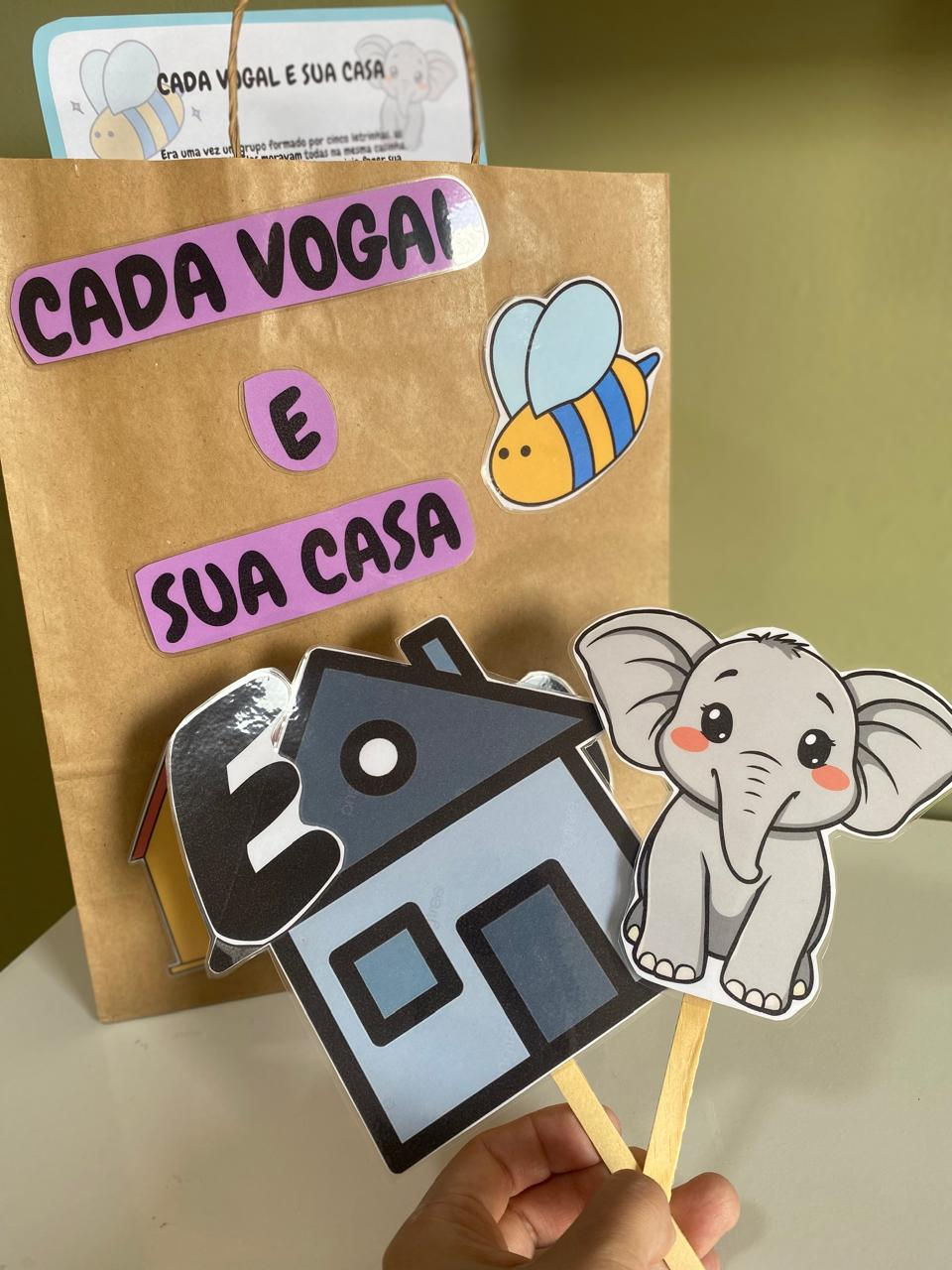 HISTÓRIA: Cada vogal e sua casa 🏠