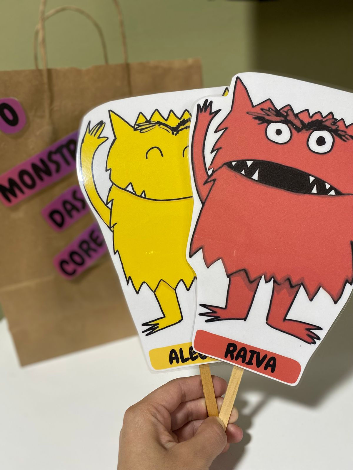 HISTÓRIA: O monstro das cores