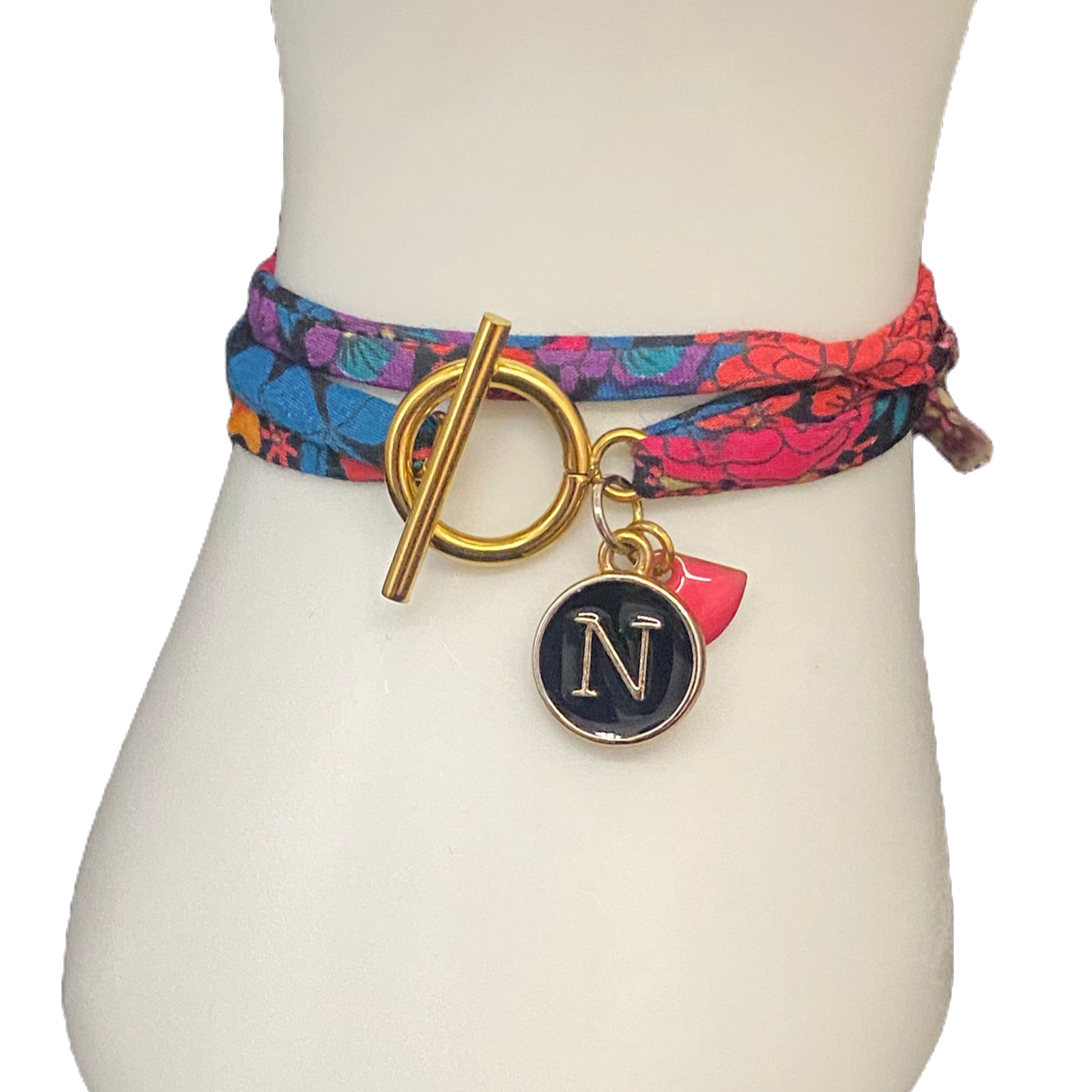 Modèle de bracelet liberty avec un charm lettre sur fond noir
