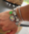 Bracelet extensible MALO avec bouton pression interchangeable et breloque colori vert photo portée