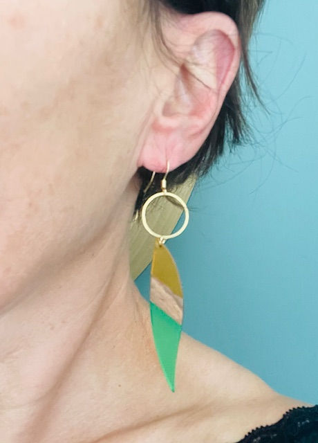 Miniature : Boucles d'oreilles LUNA Bois et Résine Vert et Marron photo portée