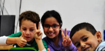 ילדים מביטים ומחייכים למצלמה 