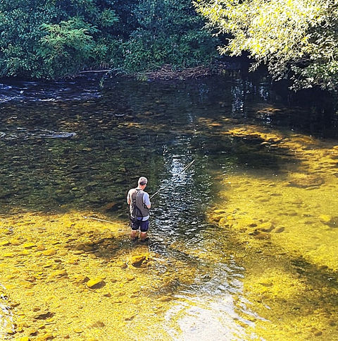 Pêcheur de truite sur la rivière Ariège