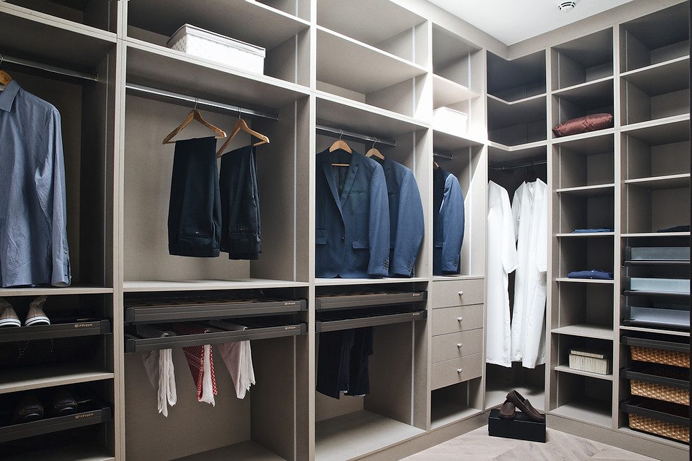 Split single-isded walkin closet by al meera