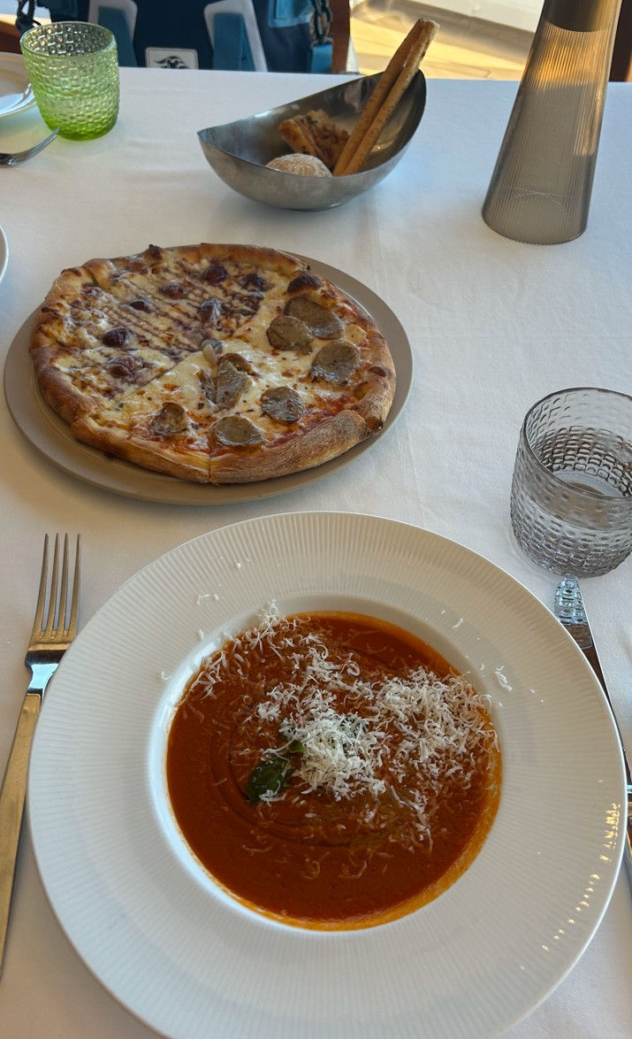 Bread basket, Flatbread pizza and Tomato Soup from Palo
