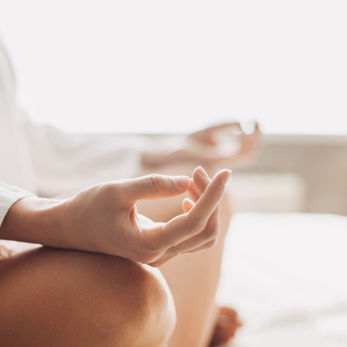 1:1 Ayurveda-Training und Vertiefung: Individuelle Weiterbildung für Ayurveda-Therapeutinnen. Praxisnahes Lernen, Massage-Techniken auffrischen und Fachwissen vertiefen.