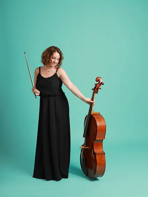 Sarah McMahon with her cello, against a green background.
