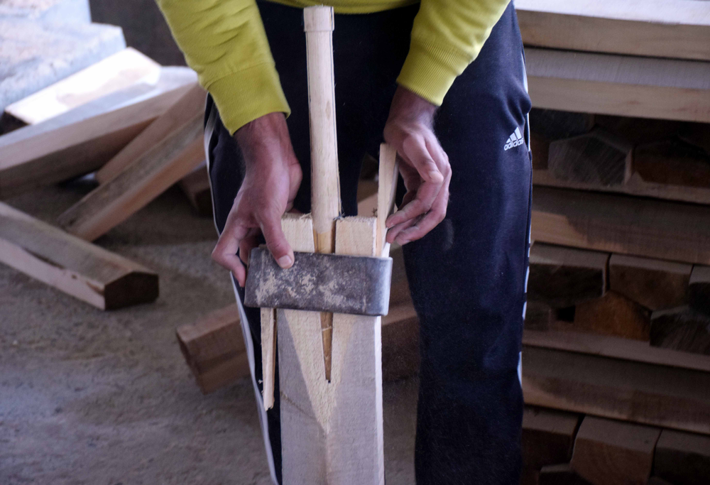 Fixing of rounded willow wood handles