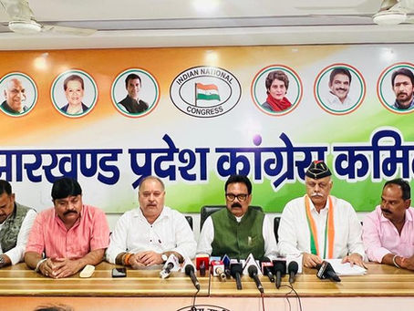 प्रधानमंत्री पर कांग्रेस का पलटवार, कहा - जुमलों के बाजीगर हैं मोदी