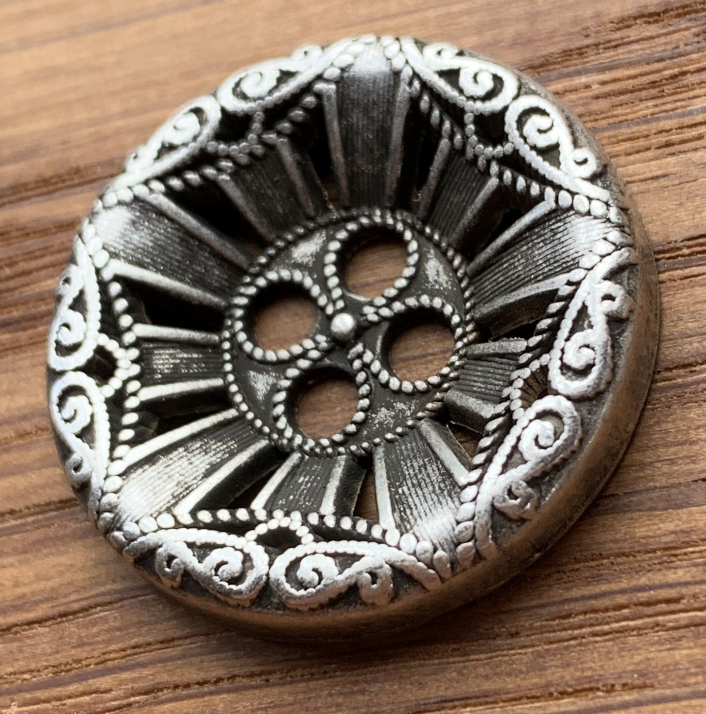 Fancy Metal Button: 32 lignes/ 20mm silver colour, 4 holes, sold individ