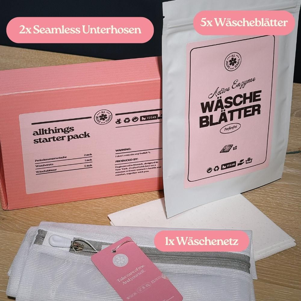 Starter Pack mit Periodenunterwäsche, Waschnetz und Waschblättern auf Holztisch.