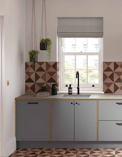 Stylish kitchen design: gray cabinets, geometric tiles
