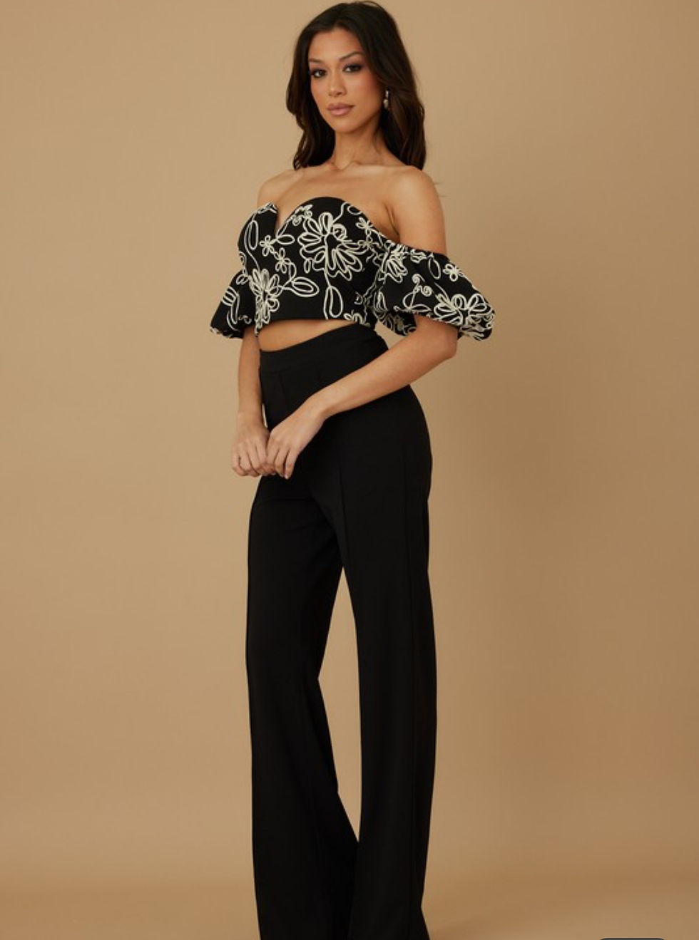 Thumbnail: Black and white embroidered floral blusa