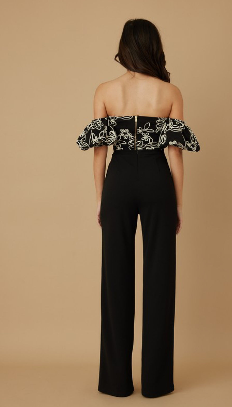 Thumbnail: Black and white embroidered floral blusa