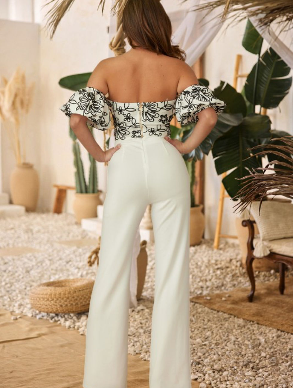 Thumbnail: Black and white embroidered floral blusa