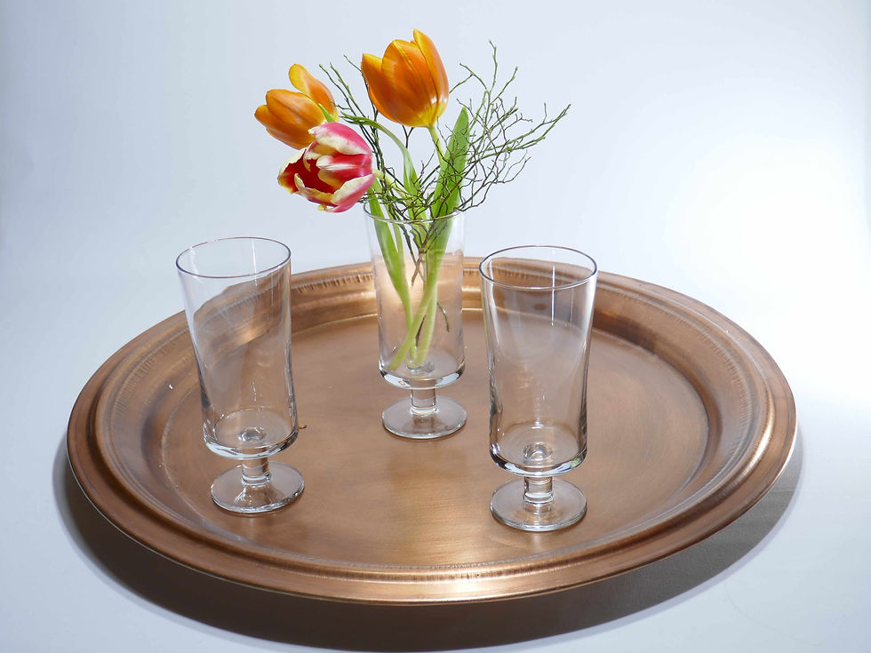 Miniaturbild: Unterschiedliche Glas- und Keramik-Vasen