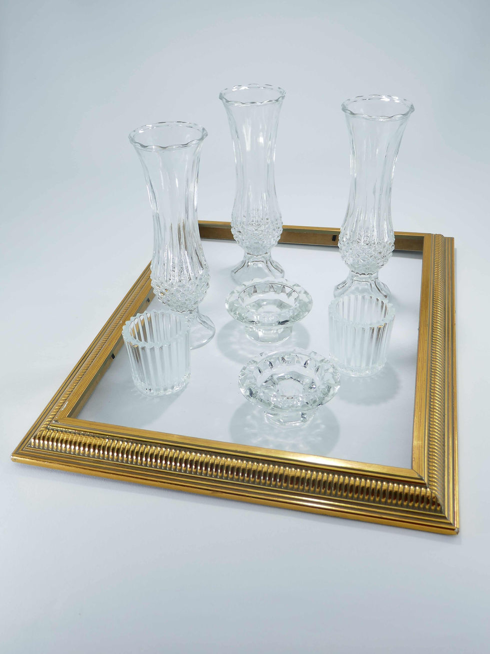 Miniaturbild: Unterschiedliche Glas- und Keramik-Vasen