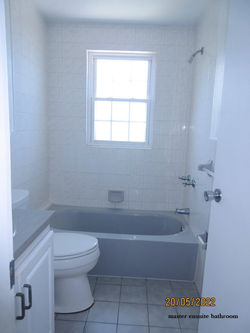 HAM011 master ensuite bathroom