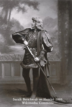 Sarah_Bernhardt_as_Hamlet_1899 2