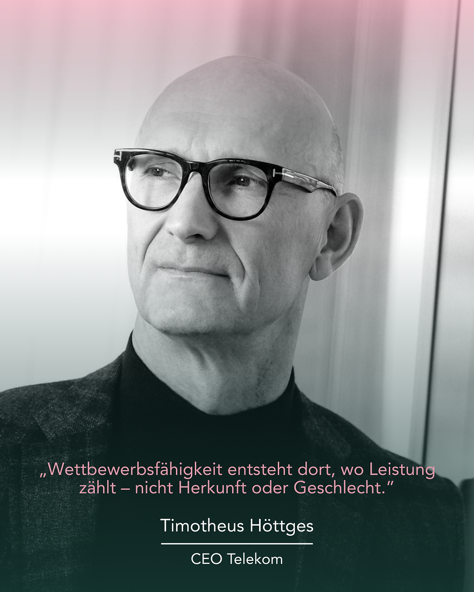 Schwarz-weißes Porträt eines Mannes mit Brille im Profil, dazu ein Zitat über Leistung statt Herkunft oder Geschlecht.