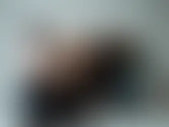 Diverse Gruppe von Frauen posiert gemeinsam im Studio vor hellem Hintergrund, eine Frau sitzt selbstbewusst im Rollstuhl im Mittelpunkt.