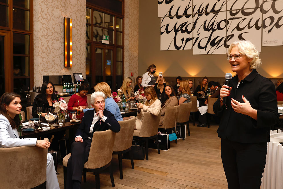 Gruppenfoto der Gäste beim FRAUEN100 Gala-Event, Dinner-Atmosphäre beim FRAUEN100 Networking-Abend in Berlin, Teilnehmerinnen beim Austausch auf dem FRAUEN100 Empowerment-Event