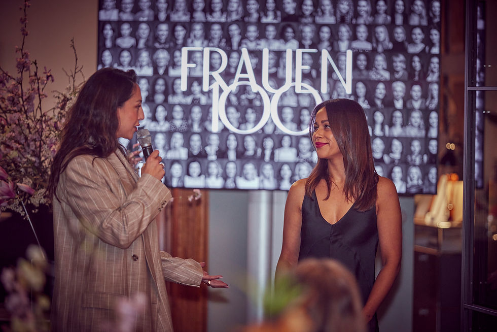 Interview und Gespräch beim FRAUEN100 Frauen-Event, Publikum und Speaker:innen beim FRAUEN100 Networking-Abend, Austausch zu Female Leadership und Gleichberechtigung bei FRAUEN100