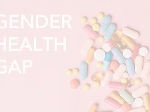 Verschiedene bunte Medikamente liegen auf rosa Hintergrund neben dem Schriftzug „Gender Health Gap“.