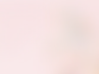 Verschiedene bunte Medikamente liegen auf rosa Hintergrund neben dem Schriftzug „Gender Health Gap“.
