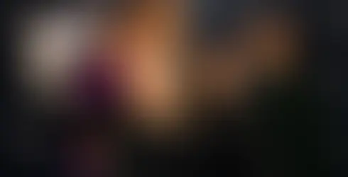 Mehrere Frauen stehen vor einer Event-Wand, lächeln und machen gemeinsam ein Selfie mit einem Smartphone.