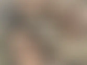 Drei Frauen liegen nebeneinander und schauen in die Kamera, überlagert von dem Schriftzug „We are not competitors, we are allies!“.