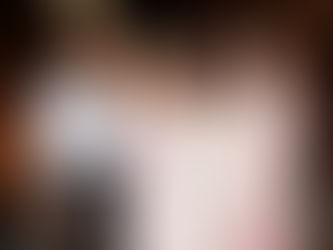 Vier Frauen stehen lächelnd nebeneinander bei einer Abendveranstaltung mit gedeckten Tischen im Hintergrund und schauen in die Kamera.